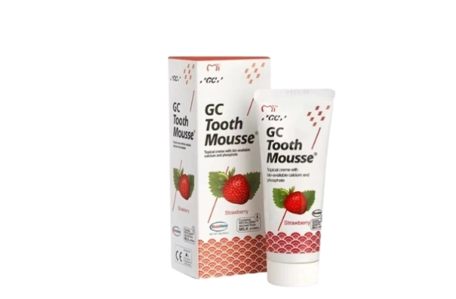GC Tooth Mousse Реминерализиращ дентален крем с вкус на ягода 35 мл